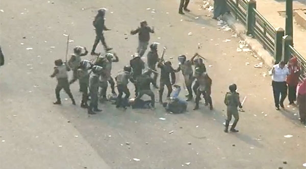 برخورد وحشیانه نیروهای امنیتی مصر با یک زن معترض
